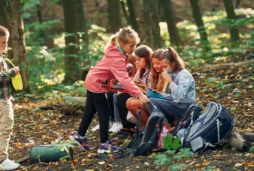 Kinder im Wald beim Wandern