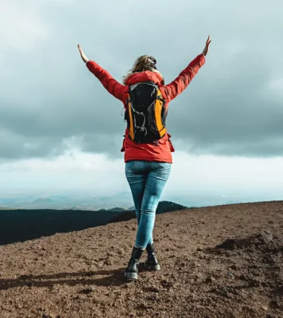 Wanderer mit Rucksack am Berg