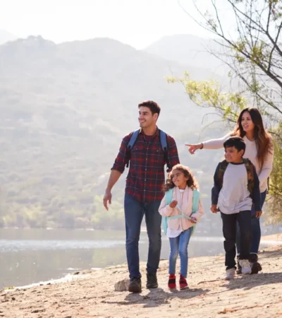 Kinder am Wandern am See