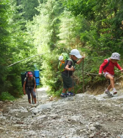 kinder-beim-wandern im Gebirge