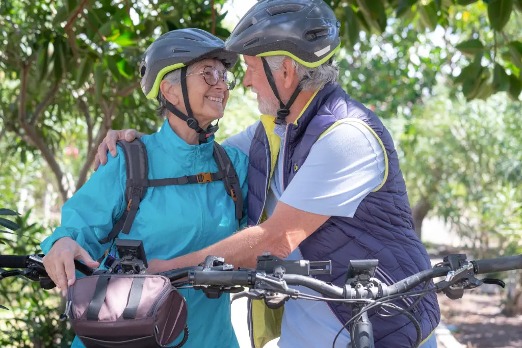 Älteres Paar mit dem E-Bike auf Fahrradtour