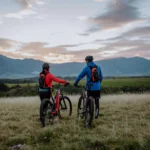 Zwei E-Bikes in der Natur auf einer Weide