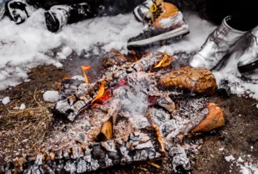 Ein Lagerfeuer im Winter im Wald