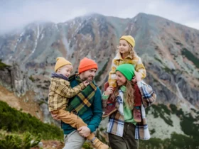 Eltern beim Wandern mit Kindern in den Bergen