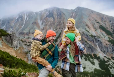 Eltern beim Wandern mit Kindern in den Bergen