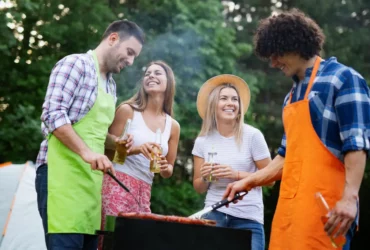 Freunde beim Grillen im Garten