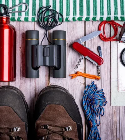 Outdoor-Ausrüstung auf einem Tisch