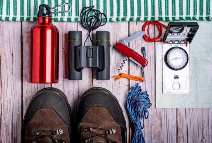 Outdoor-Ausrüstung auf einem Tisch