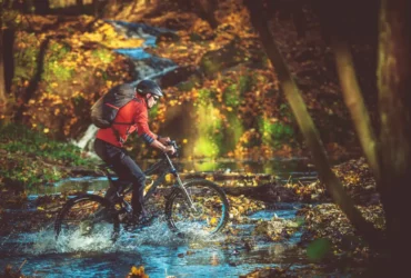 Fahrradtour im Wald mit guter Ausrüstung