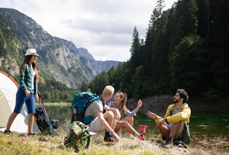 Menschen genießen die Natur neben ultraleichtzelten